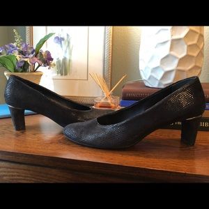 Vaneli dark navy pumps, short heel 8.5M